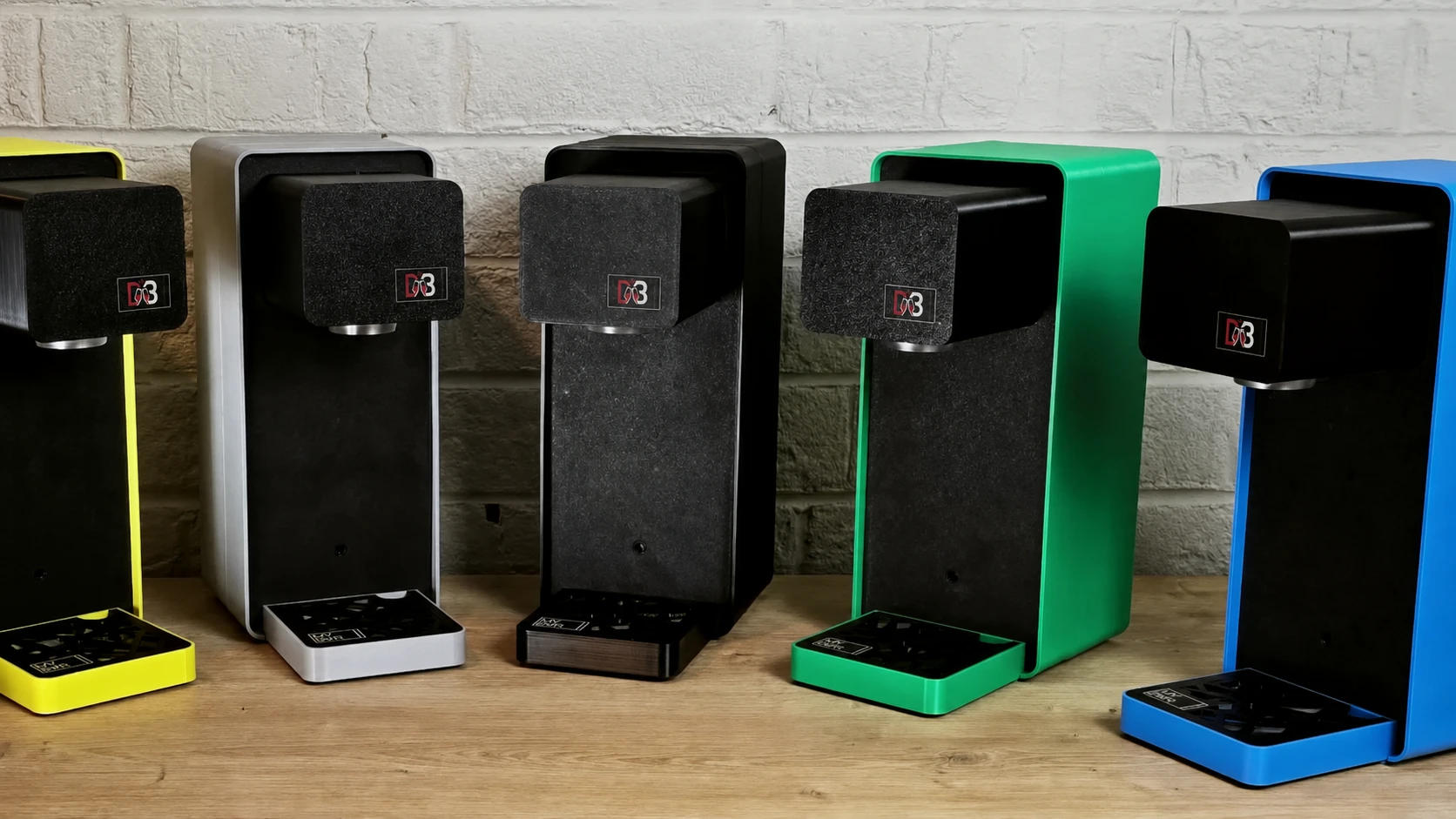 Máquina disponível em diferentes cores, incluindo preto, prata, verde e azul